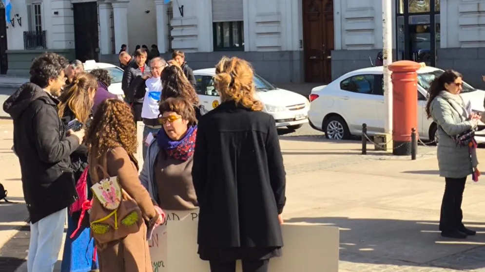 En el marco del paro nacional, docentes universitarios manifestaron en la Plaza Independencia