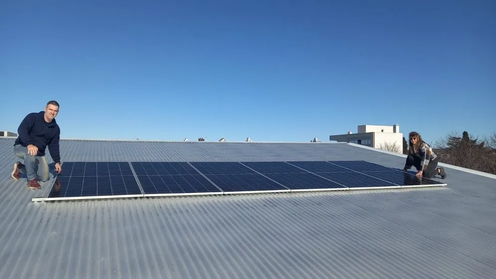 Ferro tiene el primer polideportivo de la región que produce su propia energía limpia