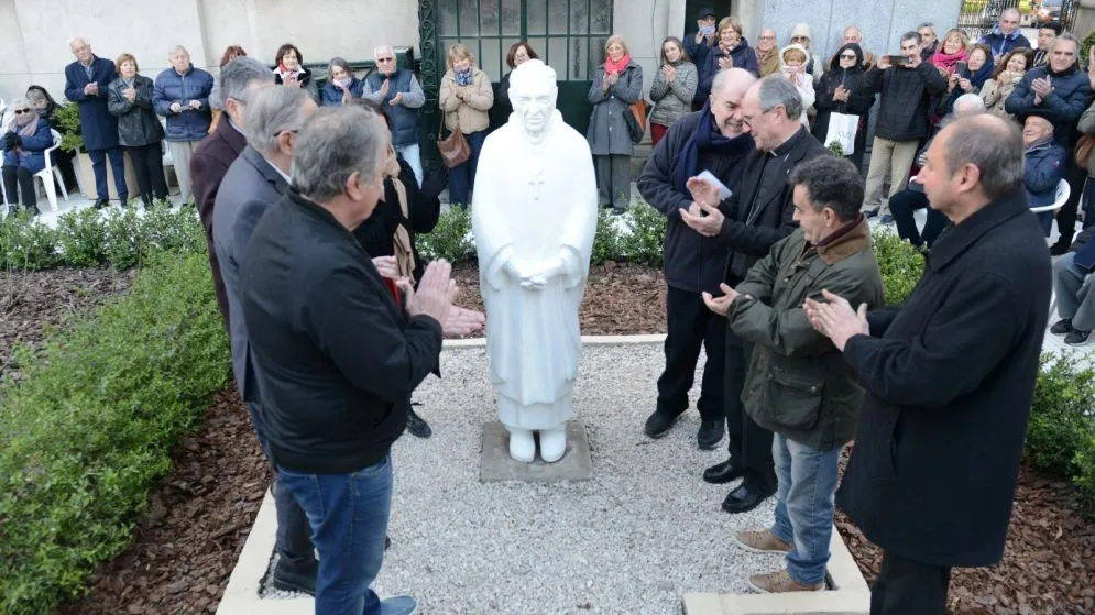 Con un emotivo homenaje, inauguraron la escultura del Padre Raúl Troncoso en el Paseo de las Personalidades