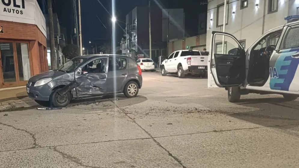 Choque en Arana y Chacabuco: dos personas trasladadas al Hospital