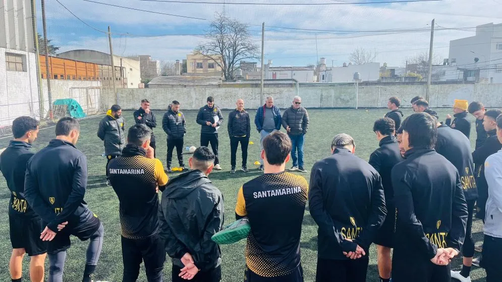Botella dirigió su primera práctica como DT de Santamarina