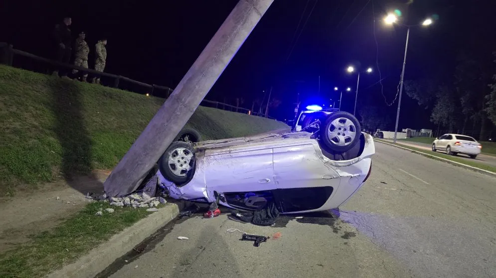 Choque y vuelco en Lunghi y Dante Alighieri: dos autos involucrados