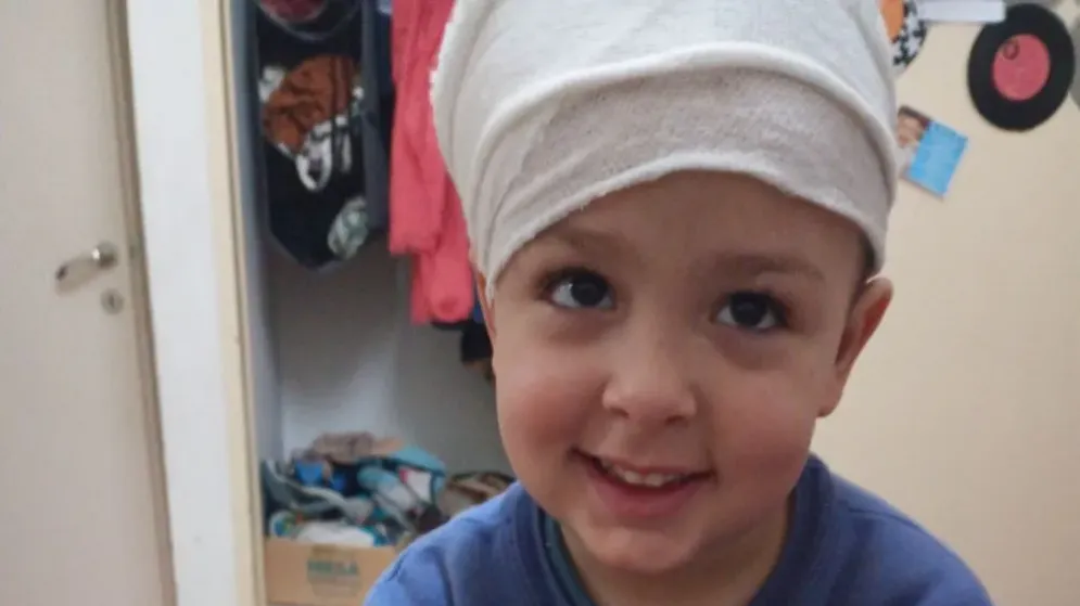 Una madre reclama a IOMA la cobertura de un casco protector para su hijo de 4 años