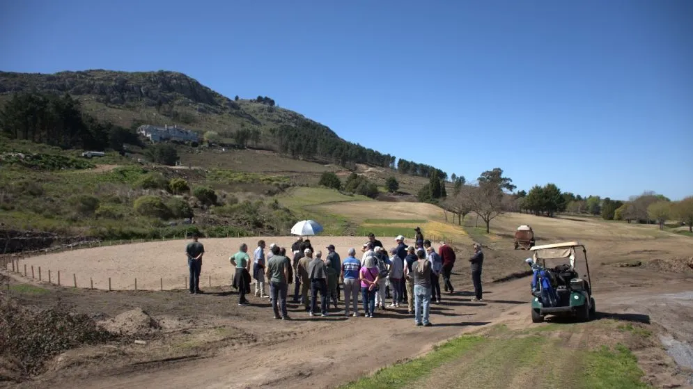 El Valle de Tandil avanza en el rediseño de su cancha con la visita del "Chino" Fernández 