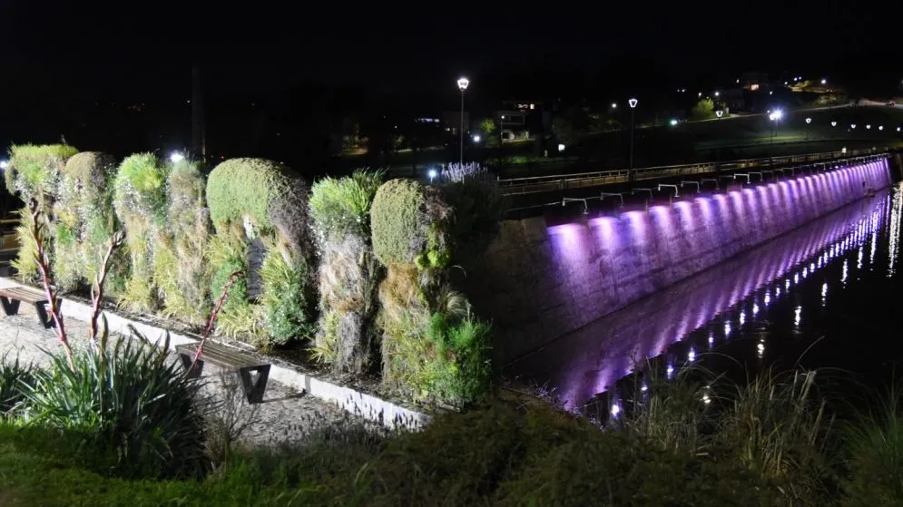 El Murallón del Dique se ilumina de rosa para concientizar sobre el cáncer de mama