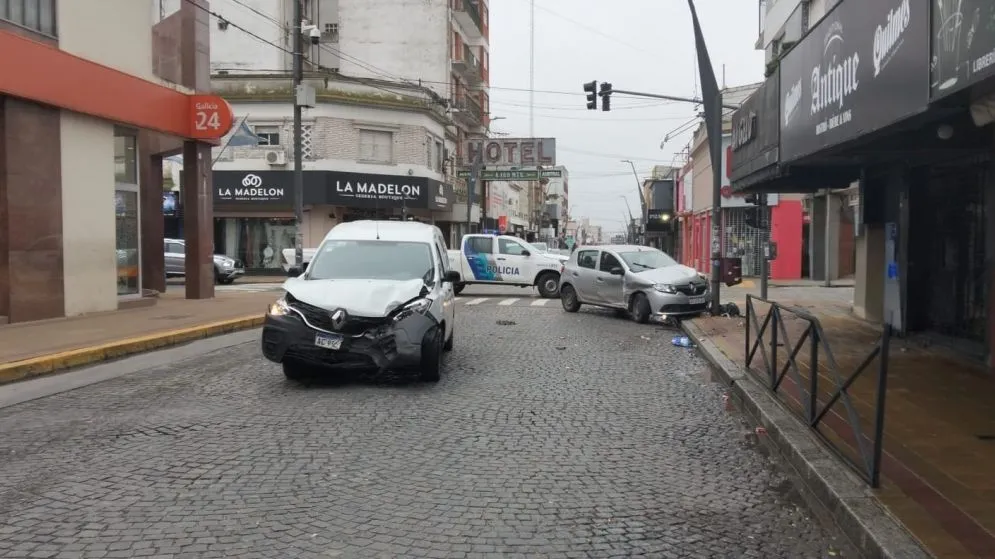 Choque en Rodríguez y Sarmiento: una mujer fue trasladada al hospital