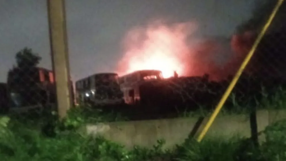 Tercer incendio en menos de un mes en el depósito de colectivos de Río Paraná