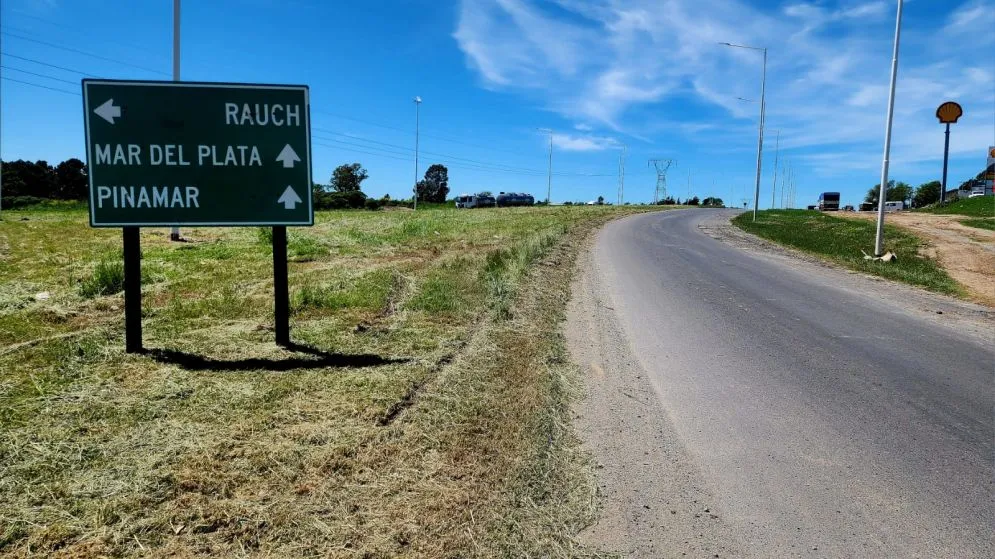 Ante la falta de respuesta de la empresa concesionaria, el Municipio corta el pasto en las rotondas de la Ruta 226 