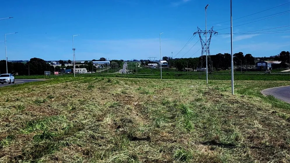 Ante la falta de respuesta de la empresa concesionaria, el Municipio corta el pasto en las rotondas de la Ruta 226 