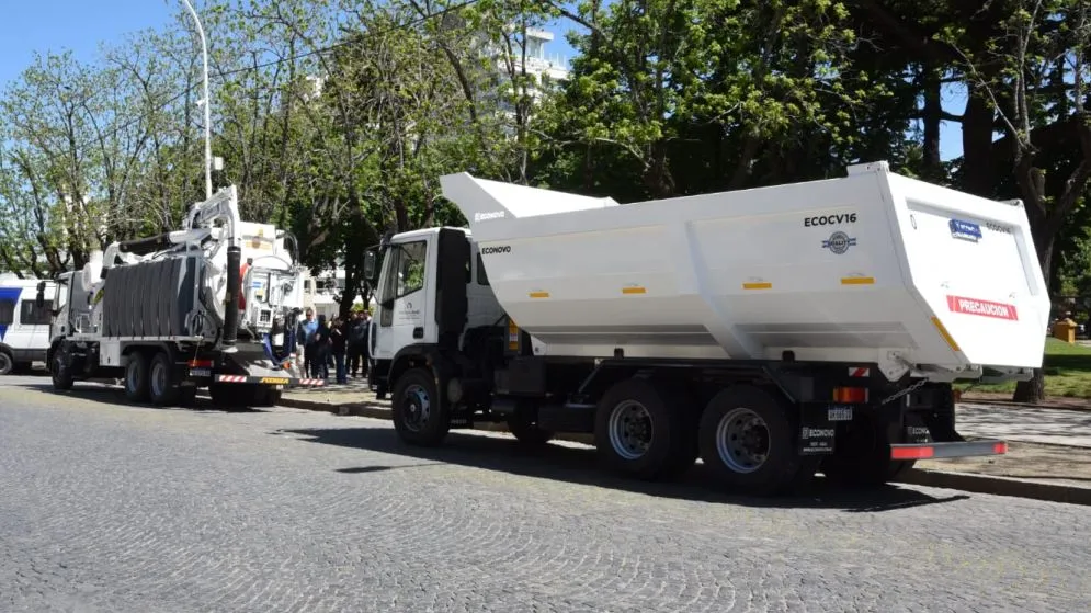 Presentaron dos nuevos camiones para el mantenimiento de calles y desagües pluviales