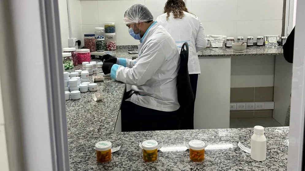 Soluciones farmacéuticas hechas a medida con sello tandilense