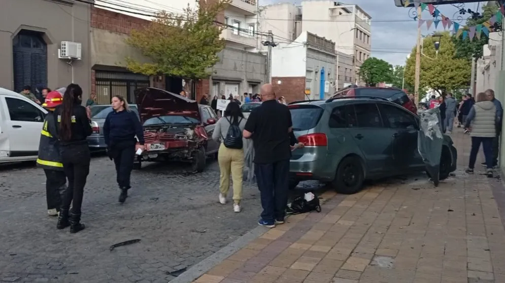 Choque múltiple en pleno centro: un conductor se descompensó y provocó graves daños materiales