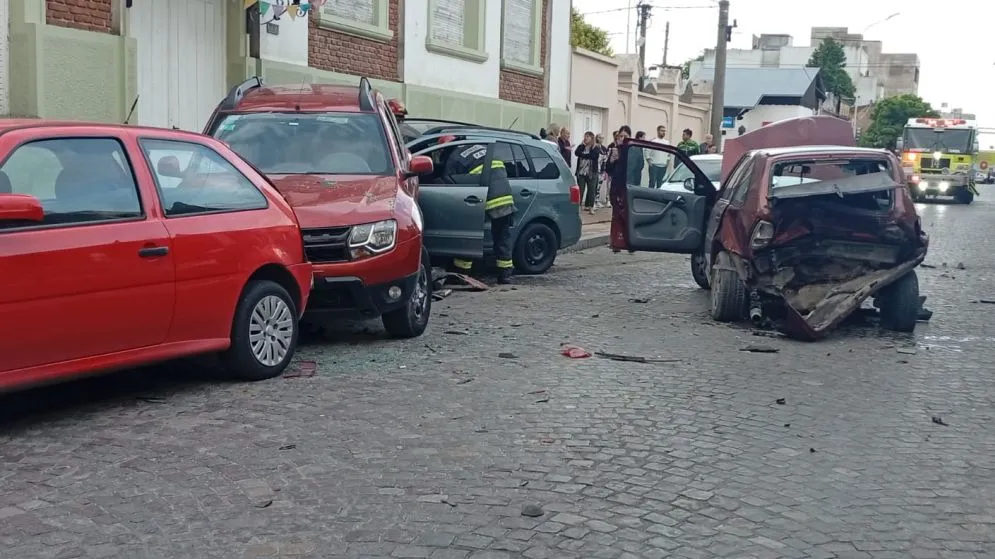 Choque múltiple en pleno centro: un conductor se descompensó y provocó graves daños materiales