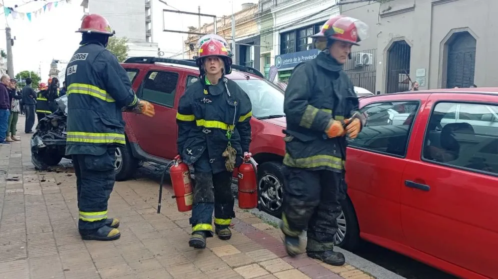 Choque múltiple en pleno centro: un conductor se descompensó y provocó graves daños materiales