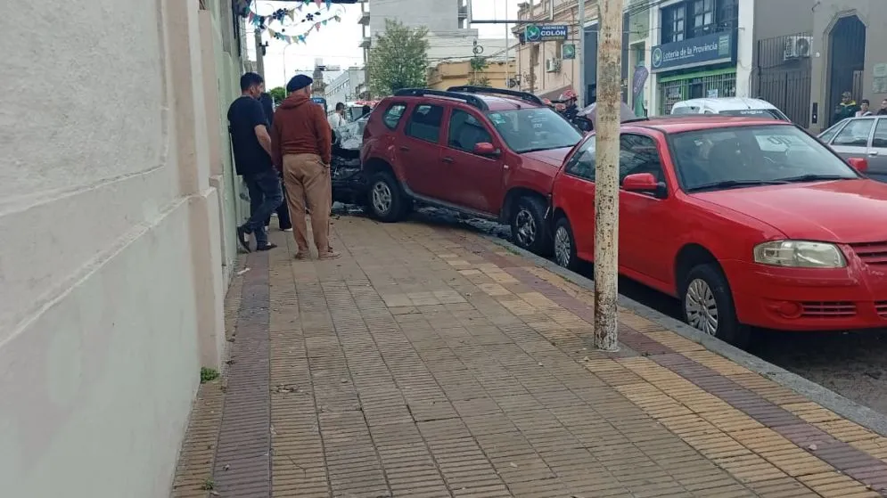 Choque múltiple en pleno centro: un conductor se descompensó y provocó graves daños materiales