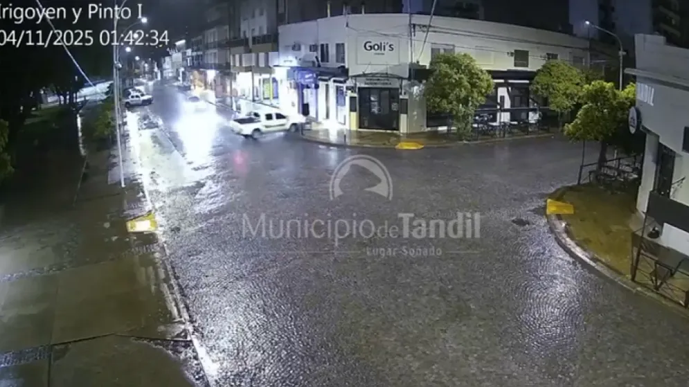 Buscan al conductor de una camioneta que chocó y se dio a la fuga en pleno centro