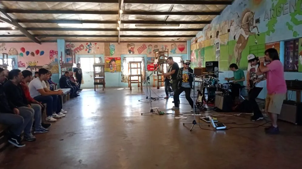 La Reventada llevó su rock a la Unidad Penal 37 de Barker