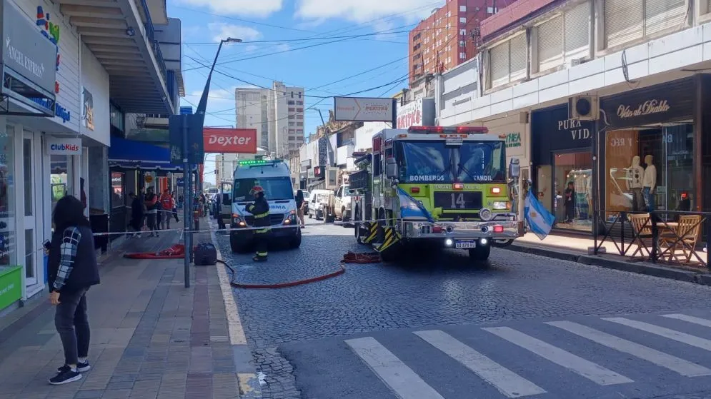 Bomberos controlaron un principio de incendio en pleno centro