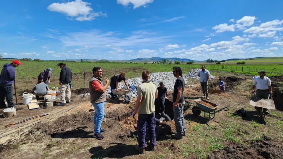 Con una jornada participativa, avanzó la construcción sustentable del Aula Nave en El Arraigo