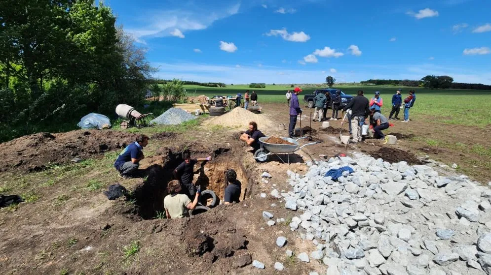 Con una jornada participativa, avanzó la construcción sustentable del Aula Nave en El Arraigo