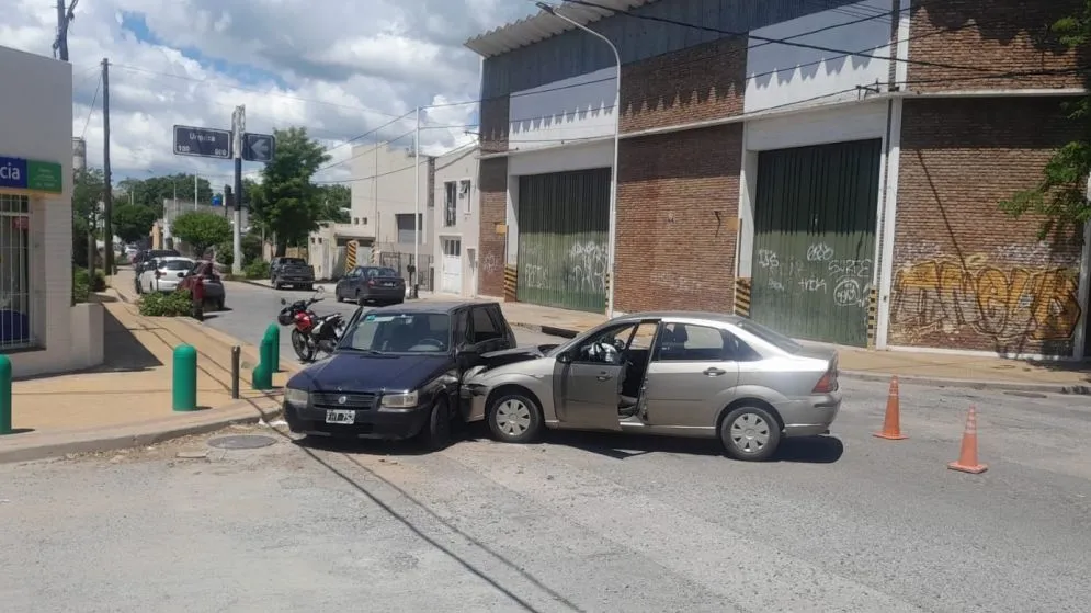 Choque en Figueroa y Chieno: una mujer fue trasladada al hospital