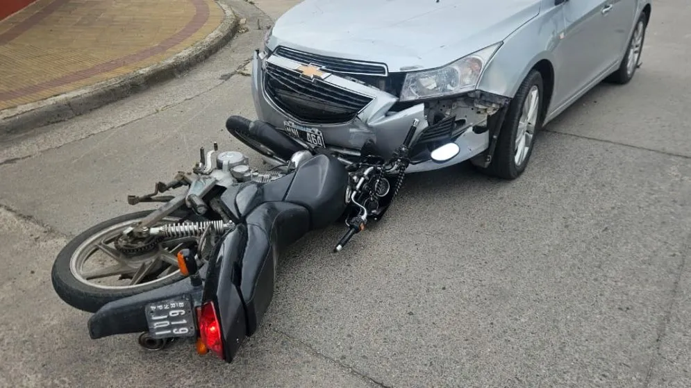 Una motociclista resultó herida tras un choque en Rosalia de Castro y Piedrabuena