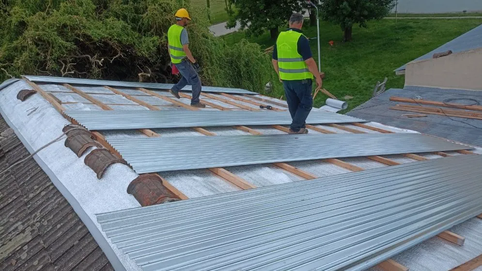El Municipio avanza con las obras de cambio de techos en el Hospital de Vela