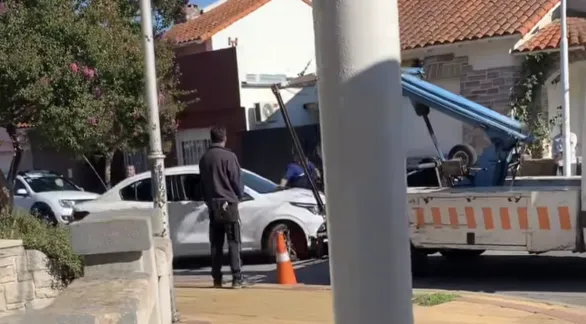 Conductor de Uber intentó escapar de un control y atropelló a un Inspector y un policía