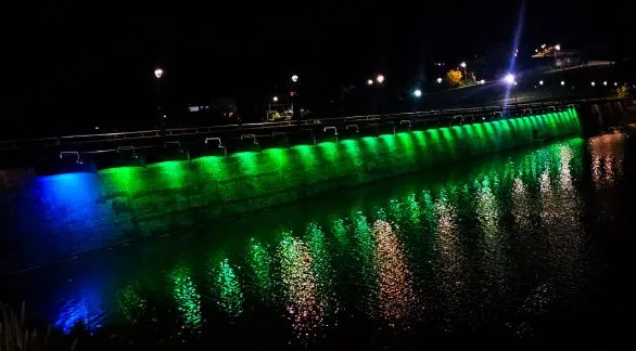 El Murallón tiene nueva y colorida iluminación
