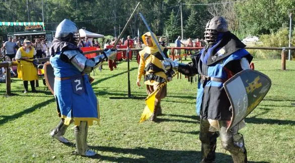 Tandil vivió la primera jornada de Isla Medieval con combates y feria temática