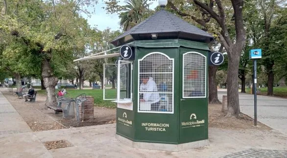 La Plaza Independencia cuenta con un nuevo punto para brindar información turística