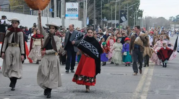 Convocatoria a instituciones para participar en el desfile del 25 de Mayo 