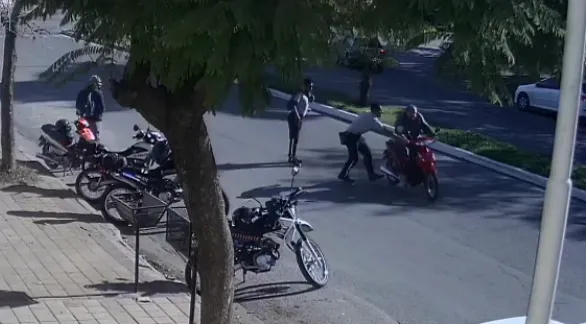 Inspector de tránsito empujó a un motociclista que no quiso frenar en un control y lo hizo caer al pavimento