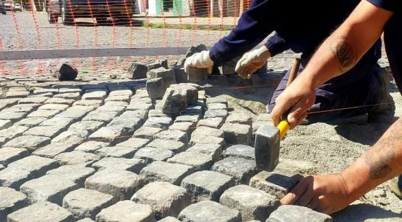 El Municipio continúa con las obras de arreglo de calzada en calle Paz al 1200