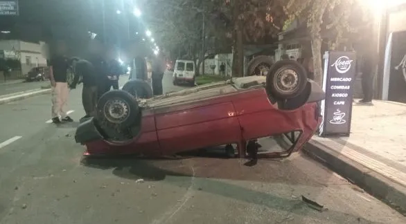Vuelco en Av. Alvear: dos jóvenes trasladados al hospital