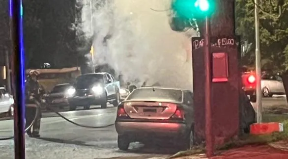 Un auto se incendió en la vía pública