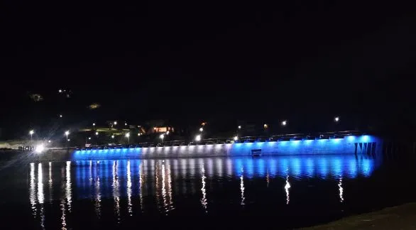 En la Semana de Mayo, el Murallón del Lago se ilumina con los colores patrios