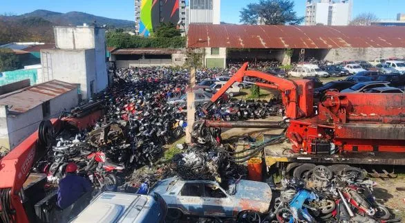 Inició la compactación de vehículos secuestrados y lo recaudado se destinará al Sistema de Salud Pública