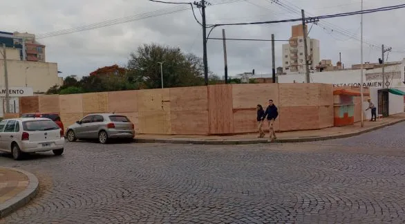Comenzó la construcción del primer McDonald's en Tandil: tapiaron la esquina de Pinto y Alem