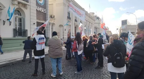 Docentes de SUTEBA llevaron sus reclamos al Ministerio de Trabajo y ANSES