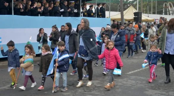 Masiva participación de la comunidad en el tradicional desfile del 25 de Mayo