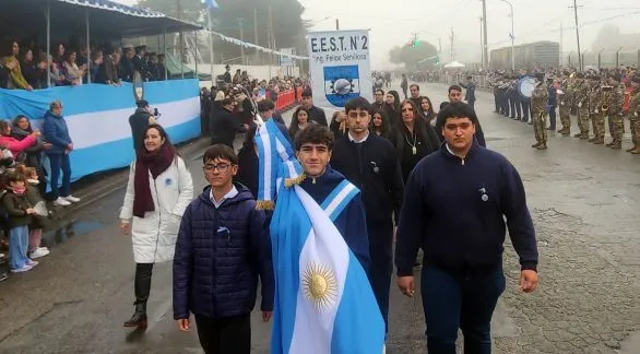 Con el tradicional desfile, se celebró un nuevo aniversario de la Revolución de Mayo