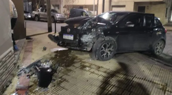 Un auto chocó contra una vivienda en Rivadavia y San Martín