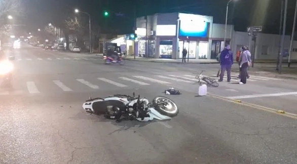Choque entre moto y bicicleta: una mujer fue hospitalizada
