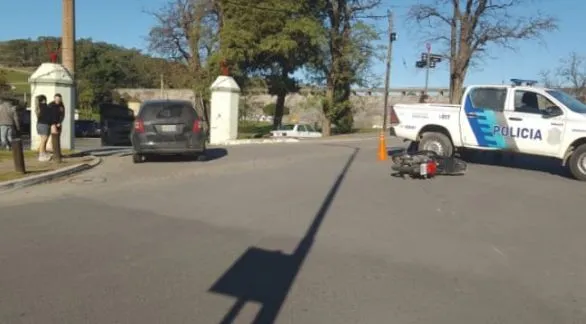 Joven chocó con su moto y terminó en el Hospital Santamarina