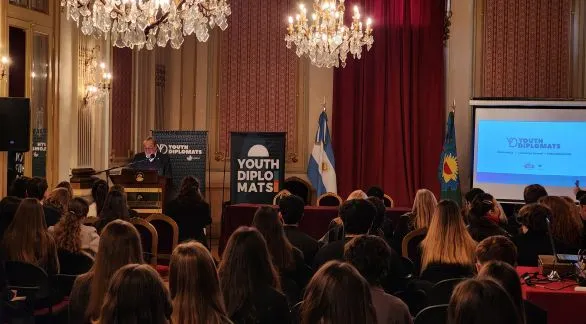 Ante jóvenes de todo el país, Lunghi los instó a desarrollar el "pensamiento crítico"