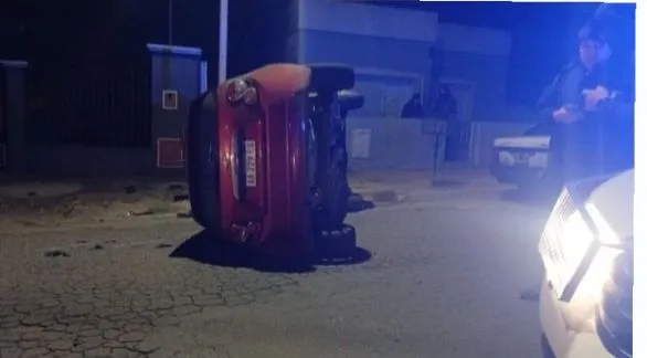 Perdió el control, chocó un auto estacionado y volcó: no tenía licencia ni seguro
