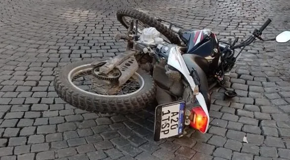 Chocaron un auto y una moto en Alem y Mitre
