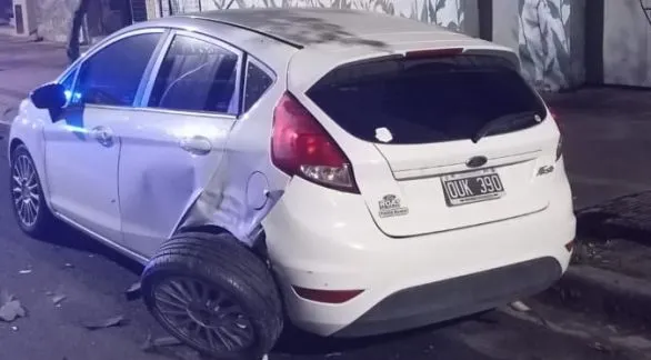 Choque en Pellegrini al 700: un auto colisionó contra un vehículo estacionado