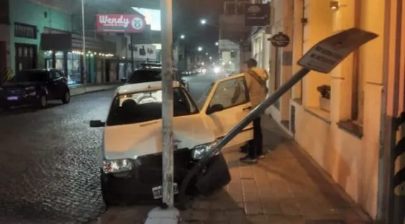 Perdió el control del auto y chocó contra un poste en Belgrano al 600
